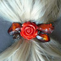 Unikatowa spinka do włosów z różą z żywicy i bursztynami bałtyckimi